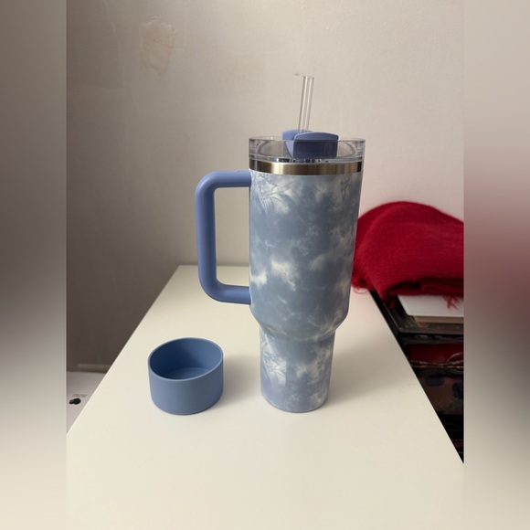 EUC Stanley 40 oz Tumbler in Ocean Tie Dye - Picture 4 of 10